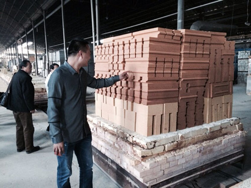 Semi - Bonded Magnesite Chrome Brick Standard Size For Heat Treatment Furnace